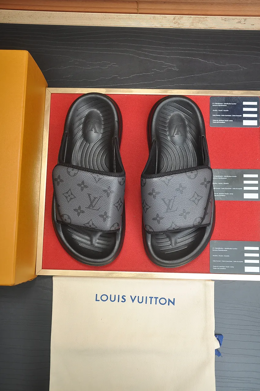 Men's men's shoes 💰340💶 [Louis Vuitton LV slippers] (high-end cowhide) counter 1:1 fashion style, a must-have for summer! The designer used LV’s iconic outsole. The original simple slippers instantly become fashionable! The upper is made of flexible special cowhide leather straps alternately, and the workmanship is exquisite! A must-have for stylish men in summer, size 38-45 (45 customized)
